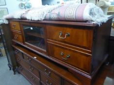 A LONG LOW MAHOGANY REPRODUCTION ENTERTAINMENT CABINET, HAVING A GLAZED CENTRAL DROP-DOWN SECTION