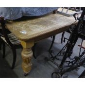 VICTORIAN OAK WIND-OUT EXTENDING DINING TABLE, HAVING TWO EXTRA LEAVES AND THE WINDING HANDLE