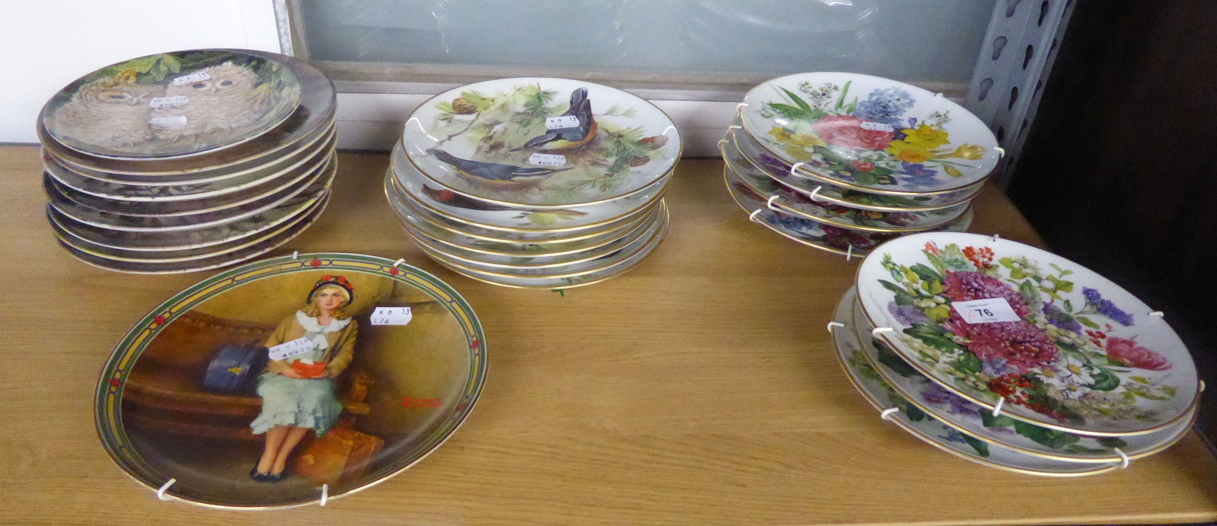 A QUANTITY OF COLLECTOR’S PLATES AND VARIOUS RACK PLATES