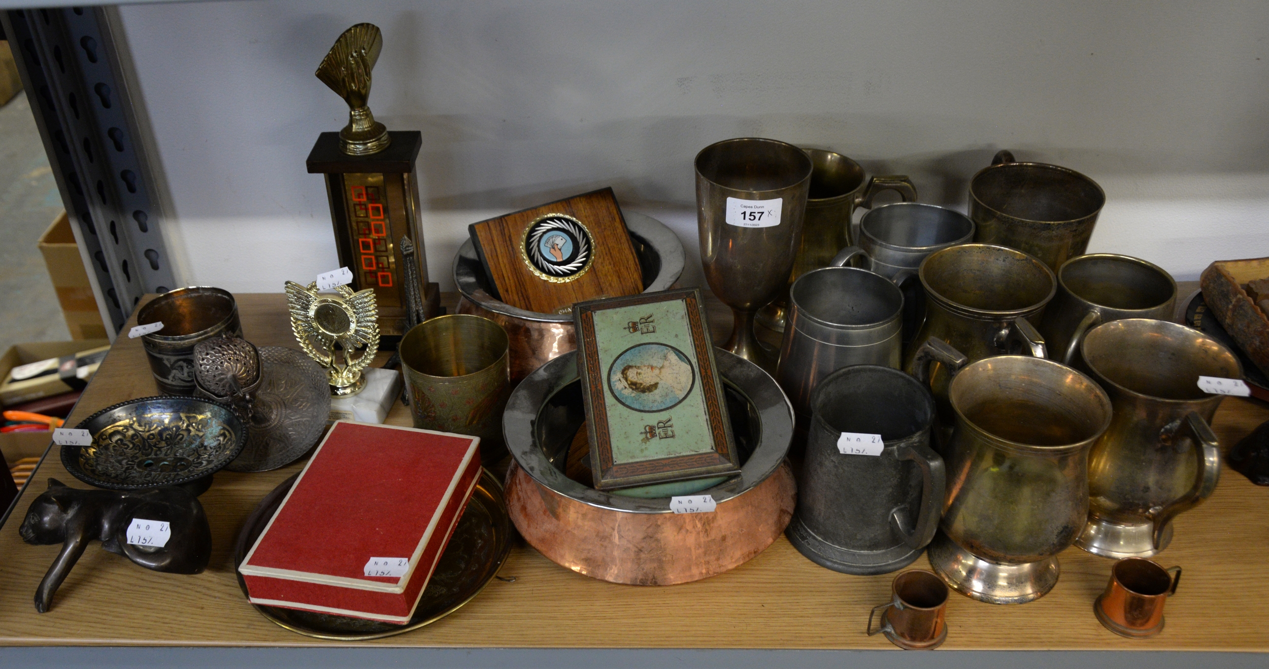 A SELECTION OF PEWTER, COPPER AND BRASS TANKARDS, TOGETHER WITH OTHER VARIOUS METAL ITEMS