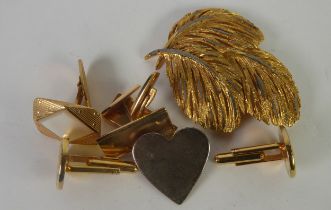 2 ½ PAIRS OF GOLD PLATE CUFFLINKS, A LARGE GOLD PLATED LEAF BROOCH AND A METAL PLAIN HEART SHAPED