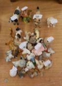 FOUR SMALL BESWICK ANIMAL ORNAMENTS TO INCLUDE; A BULLDOG, ROBIN, TWO OTHER DOGS AND A QUANTITY OF