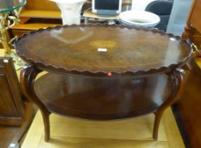REGENCY STYLE LINE INLAID MAHOGANY TWO TIER OVAL COFFEE TABLE, WITH REMOVABLE TWO HANDLED TRAY TOP