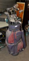 A SET OF GOLF CLUBS, TO INCLUDE; 6 WOODS, 14 IRONS AND A PUTTER IN NICKLAUS GOLF BAG