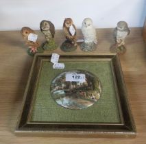 FIVE ROYAL DOULTON COMPOSITION MODEL OWLS AND A FRAMED CERAMIC PLAQUE (5)