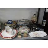 SMALL SELECTION OF CERAMICS TO INCLUDE; ROYAL DOULTON PLATES, PORCELAIN GRAVY BOAT, PALMYRA