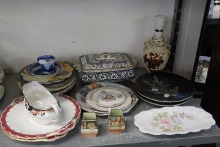 SMALL SELECTION OF CERAMICS TO INCLUDE; ROYAL DOULTON PLATES, PORCELAIN GRAVY BOAT, PALMYRA