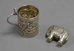 UNMARKED INDIAN EMBOSSED SILVER COLOURED METAL MINIATURE TANKARD, with cobra pattern handle,