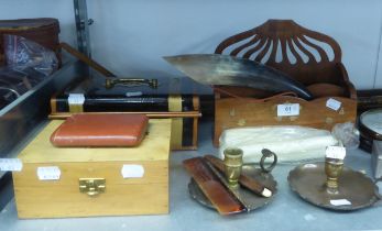 A SELECTION OF COLLECTABLES TO INCLUDE; TWO BRASS CANDLE HOLDERS, VINTAGE DOMINOES, WOODEN BAROMETER