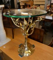 A CIRCULAR GLASS TOP OCCASIONAL TABLE, RAISED ON GILT METAL TREE STYLE BASE WITH BIRDS