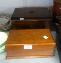 TWO SMALL WOODEN SEWING BOXES, ONE WITH GREEN FABRIC LINING AND THE OTHER WITH PURPLE LINING (2)