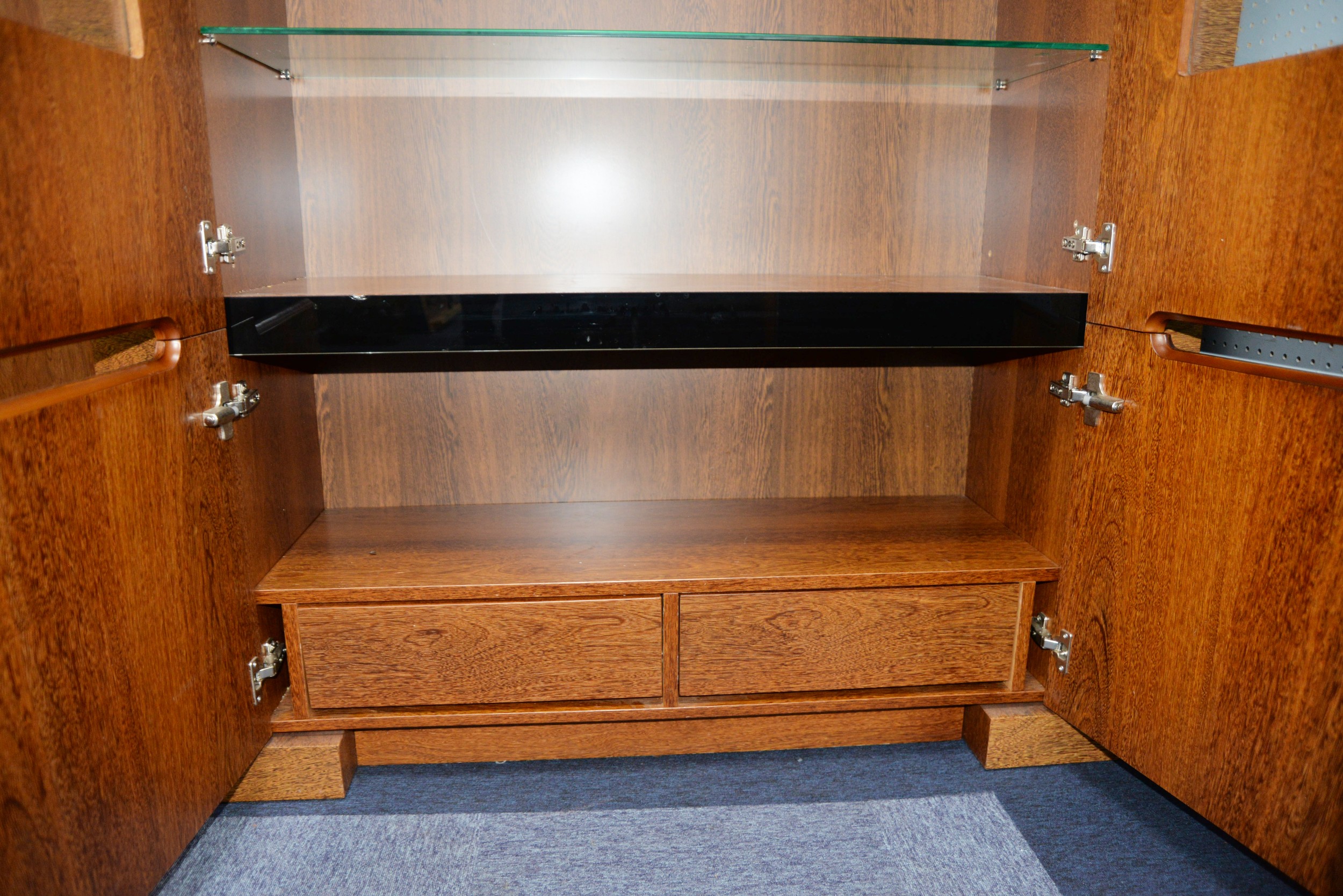 MODERN DISPLAY CABINET, with a pair of glazed cupboard doors enclosing three shelves, set above a - Image 4 of 4