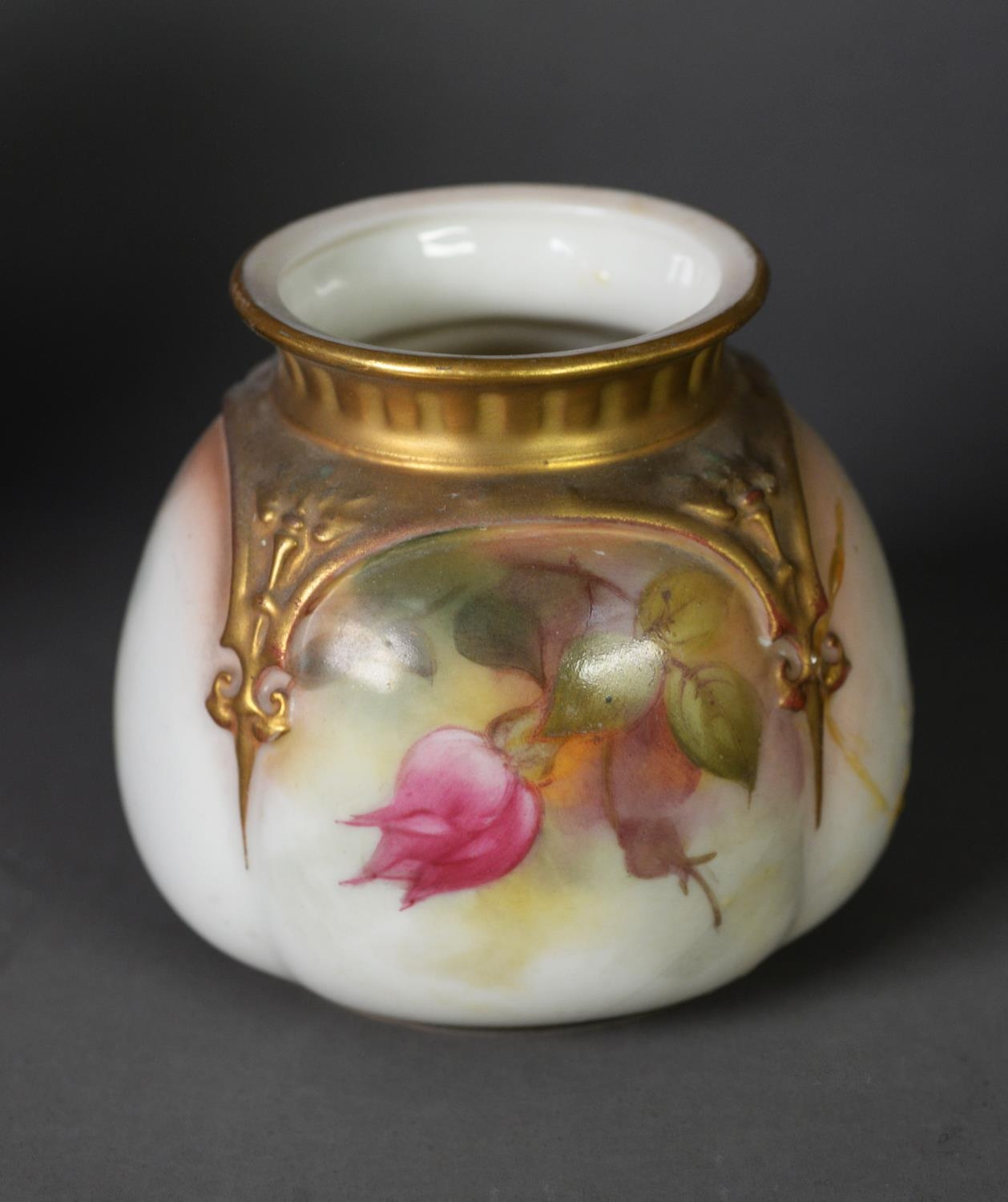 EARLY TWENTIETH CENTURY ROYAL WORCESTER HAND PAINTED CHINA POT POURRI VASE AND COVER, SIGNED - Image 4 of 8