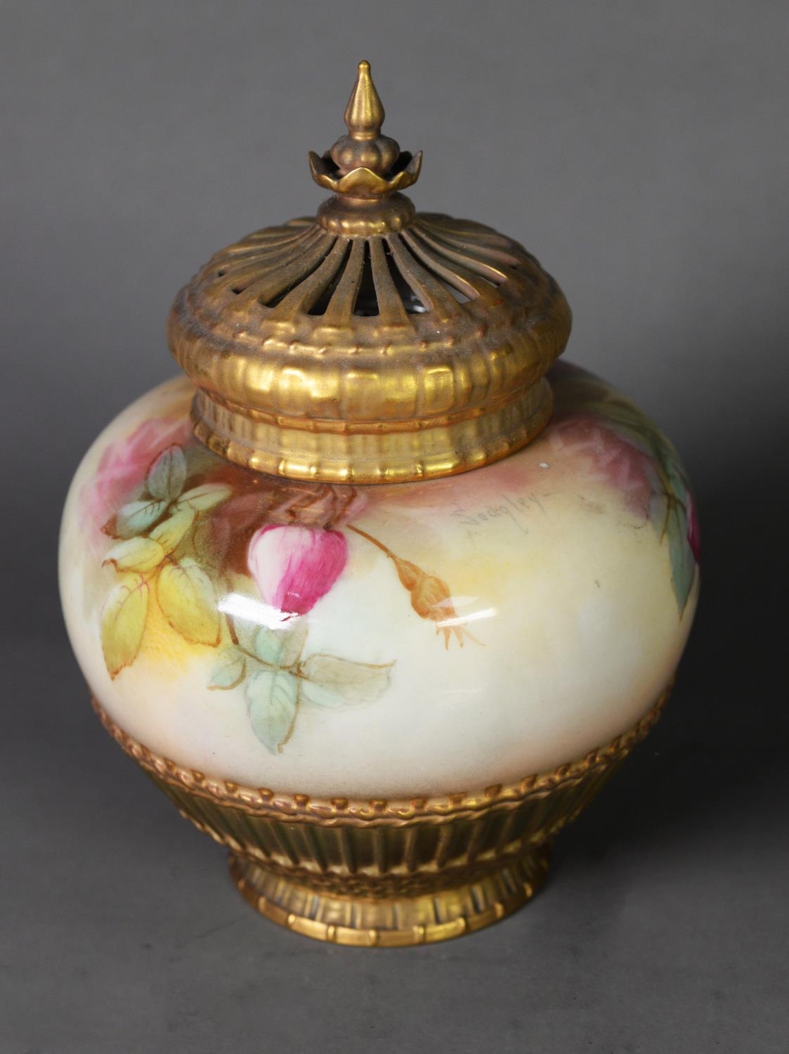 EARLY TWENTIETH CENTURY ROYAL WORCESTER HAND PAINTED CHINA POT POURRI VASE AND COVER, SIGNED - Image 2 of 8