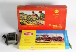 BOXED TRIANG 00 GUAGE ELECTRIC PASSENGER TRAIN SET with boxed 'ticket office' and 'porter's room