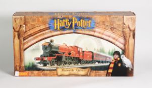 HORNBY: Hogwarts Express electric train set R1025
