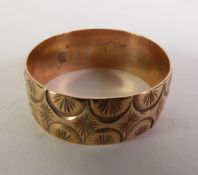 9ct GOLD BROAD BAND RING, engraved with semi-circles, ring size O/P, 2.6gms