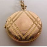 CIRCULAR LOCKET PENDANT ON A 9CT GOLD BELCHER CHAIN NECKLACE, the pendant with engraved