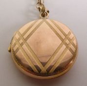 CIRCULAR LOCKET PENDANT ON A 9CT GOLD BELCHER CHAIN NECKLACE, the pendant with engraved