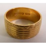 22CT GOLD BAND RING, with laurel and geometric decoration, London 1962, ring size H1/2, 5.3g