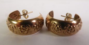 A PAIR OF 9ct GOLD FLORAL EMBOSSED CIRCLET EARRINGS, pin fastening, 3.2gms (2)