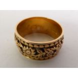 VICTORIAN 18CT GOLD FOLIATE BAND RING, a band of various flowers carved in relief between beaded