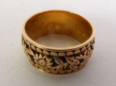 VICTORIAN 18CT GOLD FOLIATE BAND RING, a band of various flowers carved in relief between beaded