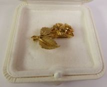 9CT GOLD ROSE BROOCH, realistically cast with brush polished leaves, import London 1978, 3.5cm by