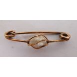 EARLY 20TH CENTURY BAROQUE PEARL BAR BROOCH, a baroque pearl within a wire ‘cage’, to a safety pin