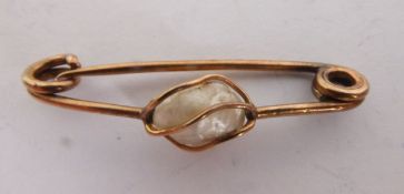 EARLY 20TH CENTURY BAROQUE PEARL BAR BROOCH, a baroque pearl within a wire ‘cage’, to a safety pin