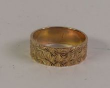9CT GOLD BAND RING, with star engraved decoration, London 1986, ring size K1/2, 2.7g