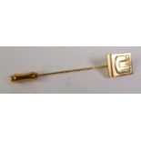 9CT GOLD STICKPIN, the rectangular top embossed with the letter ‘U’, Birmingham 1988, 3.2g