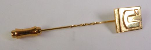 9CT GOLD STICKPIN, the rectangular top embossed with the letter ‘U’, Birmingham 1988, 3.2g