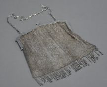 EARLY TWENTIETH CENTURY 'STERLING' STAMPED SILVER and WIRE MESH LADY'S EVENING PURSE, also