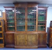 GEORGIAN BOOKCASE: George III mahogany breakfront bookcase c.1780, of modest dimensions and with