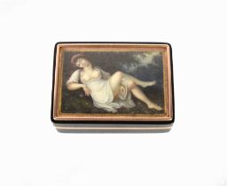 EARLY 19th CENTURY FRENCH TORTOISESHELL CLAD GOLD SNUFF BOX, the pictorial painted hinged lid