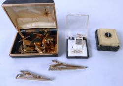 PAIR OF ENGINE TURNED ROLLED GOLD CUFFLINKS; 4 pairs of gold plated T-BAR CUFFLINKS; 2 TIE CLIPS,