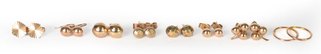 EIGHT PAIRS OF GOLD STUD EARRINGS and a pair of sleeper EARRINGS, 8gms (18)