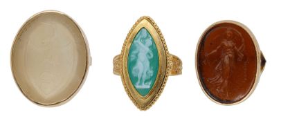 Three glyptic and yellow gold rings