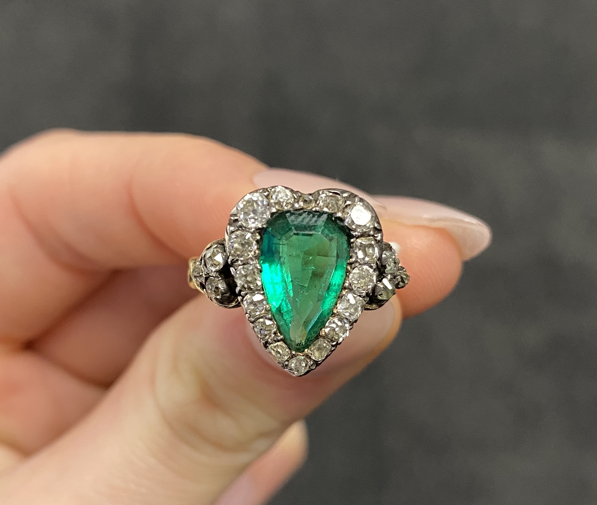 A late 18th/early 19th century emerald and diamond-set heart-shaped cluster ring - Image 5 of 8