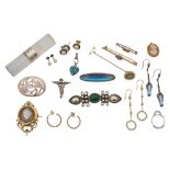 A small group of assorted jewellery