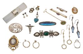 A small group of assorted jewellery