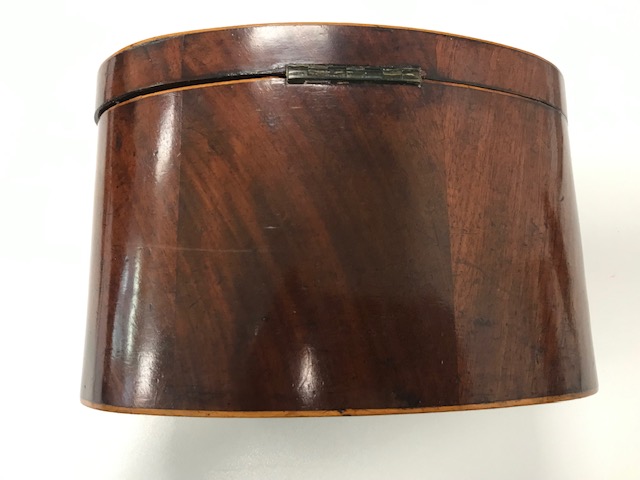 A George III mahogany and marquetry inlaid oval tea caddy - Bild 3 aus 5