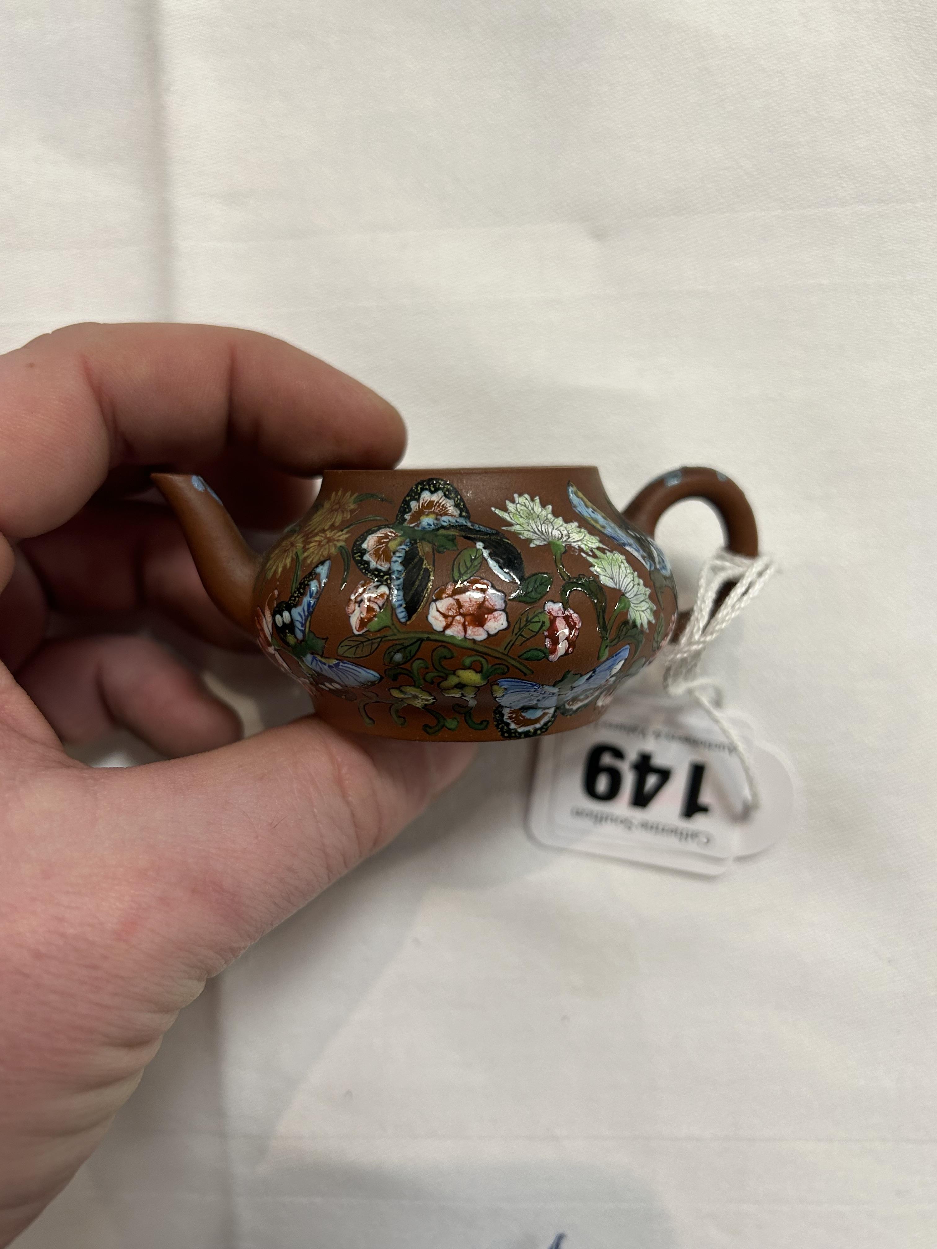 A Chinese miniature Yixing teapot and cover decorated in famille rose enamels - Image 5 of 6