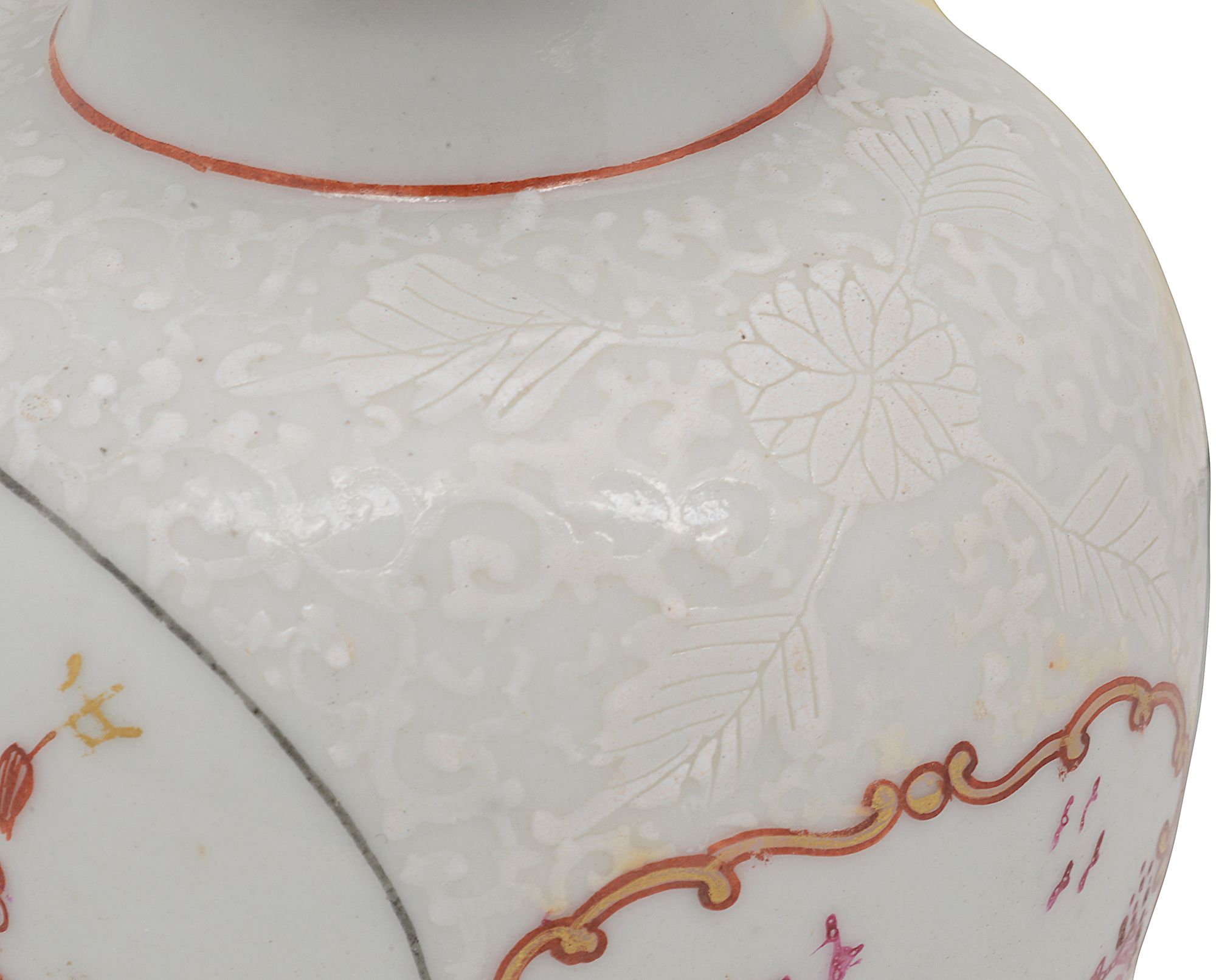 An 18th century London decorated Chinese porcelain tea canister - Image 2 of 3