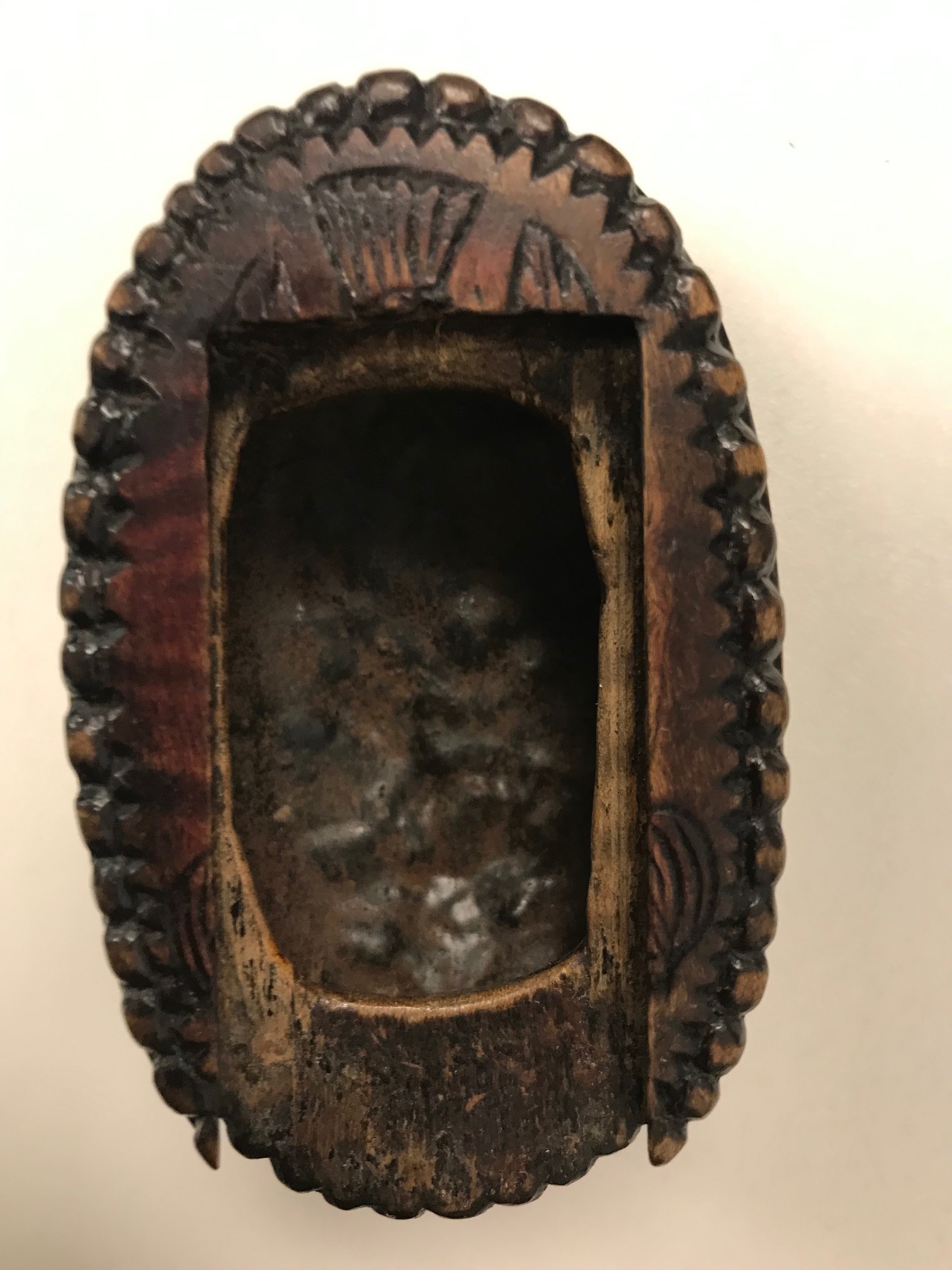 A 19th century treen burrwood snuff box carved as a bearded mans face - Image 3 of 6