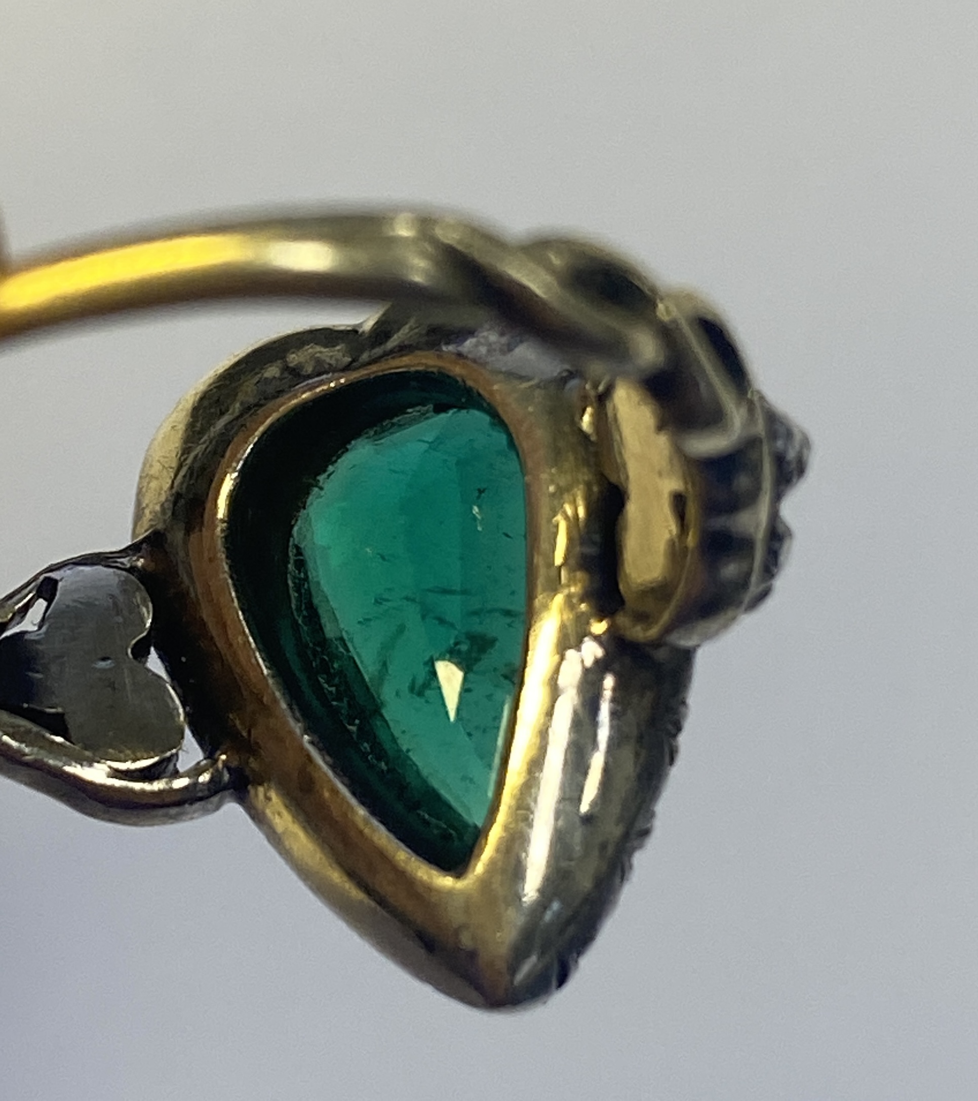 A late 18th/early 19th century emerald and diamond-set heart-shaped cluster ring - Image 8 of 8