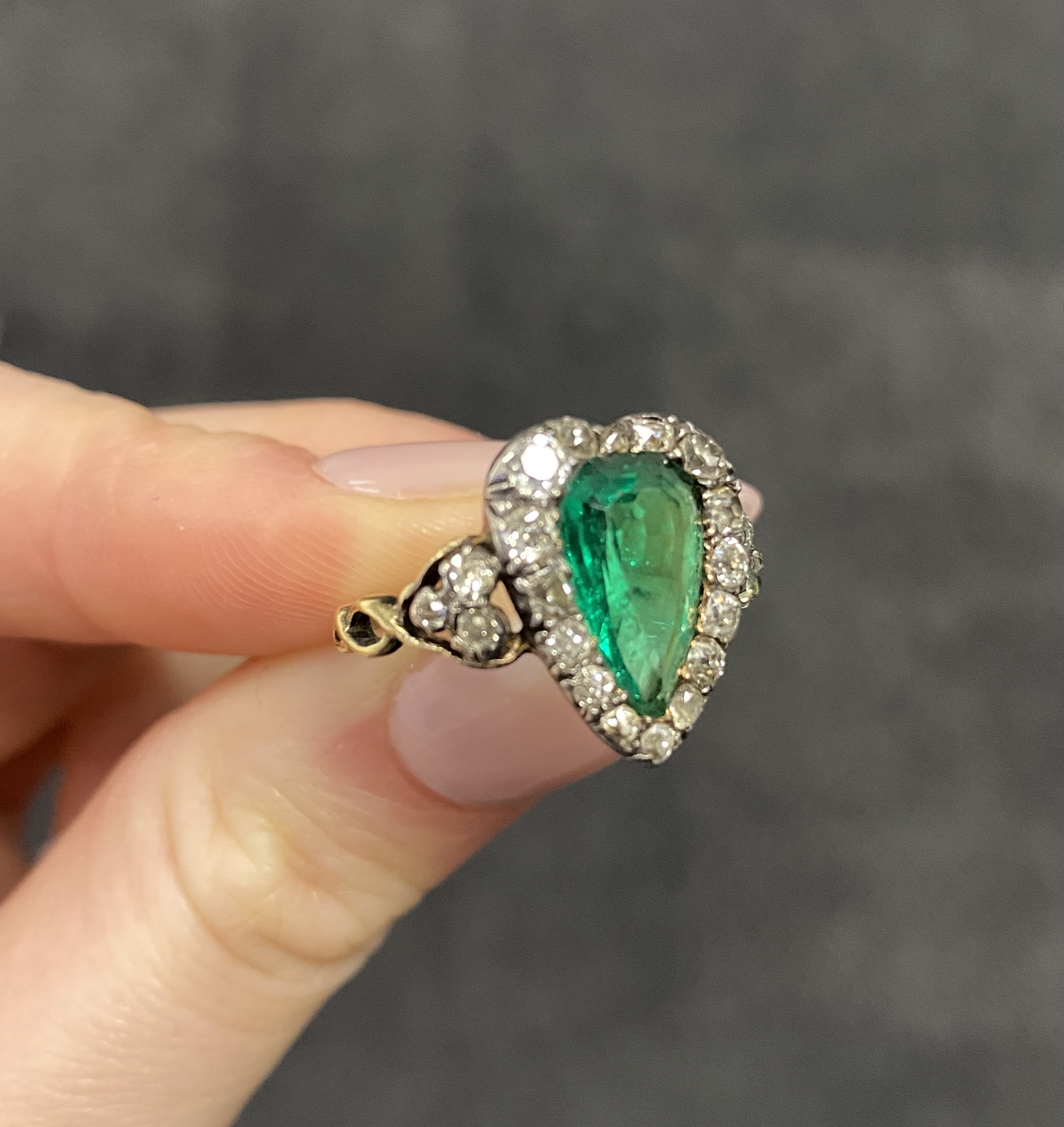 A late 18th/early 19th century emerald and diamond-set heart-shaped cluster ring - Image 4 of 8