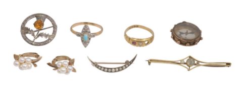 A small group of assorted jewellery