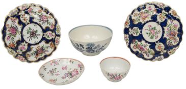 An Worcester footed slop bowl and a pair of dessert plates